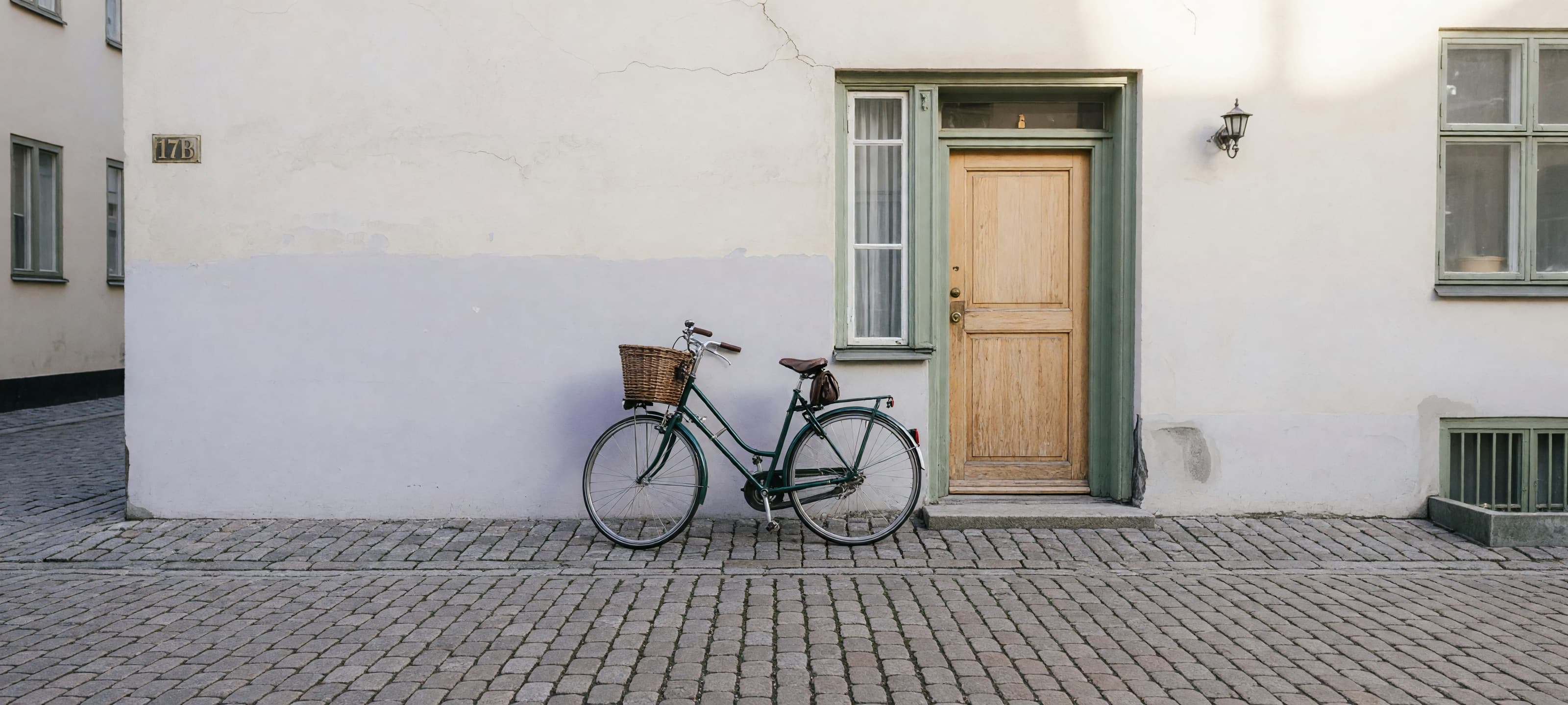 En cykel står lutad vid en port